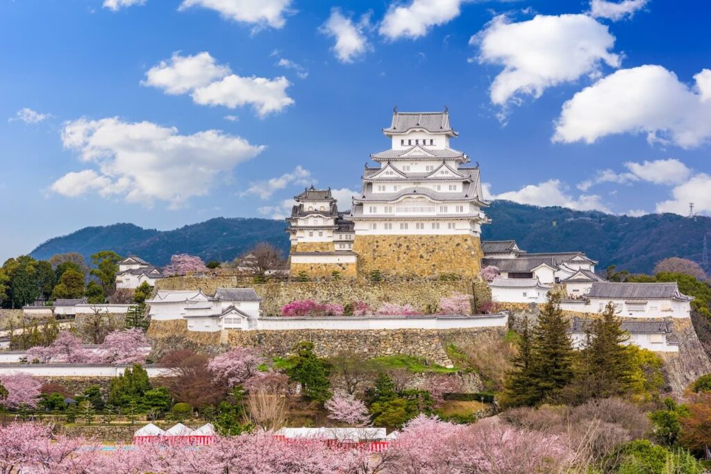 dia ensolarado com imagem do castelo de himeji no japão
