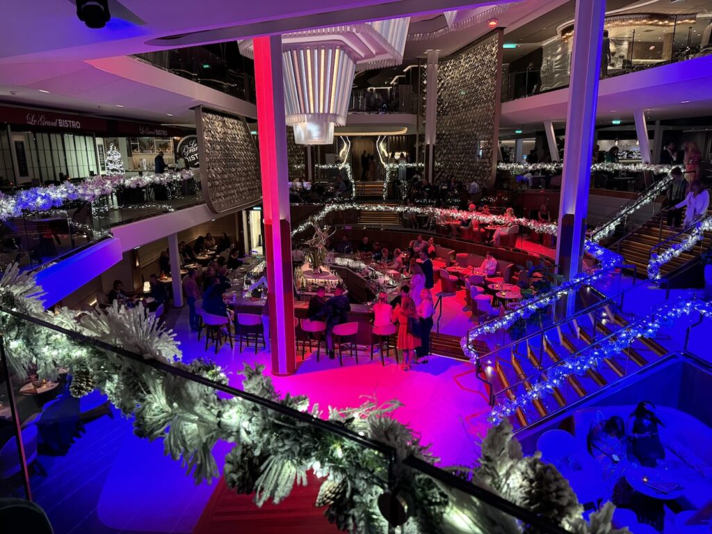 Lounge de um navio com bar ao fundo