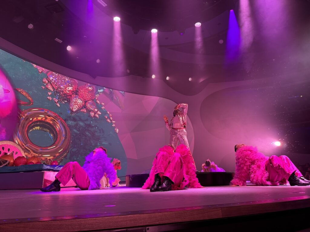 espetáculo teatral com muitas luzes coloridas