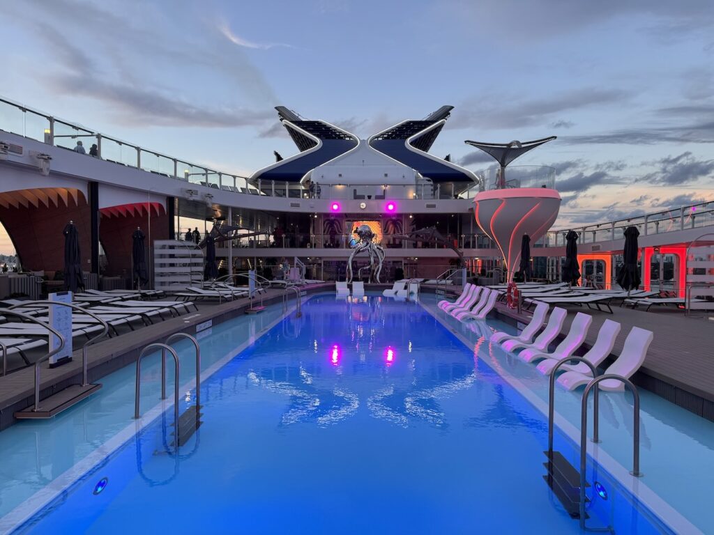 fim de tarde em uma piscina de navio de cruzeiro