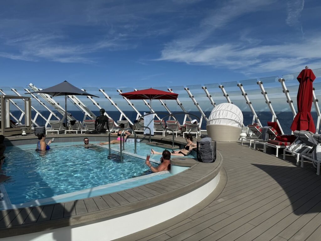 piscina com ombrelones em um navio de cruzeiro