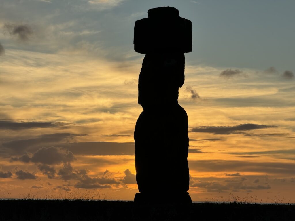 Moai na Ilha de Páscoa com pôr do sol ao fundo