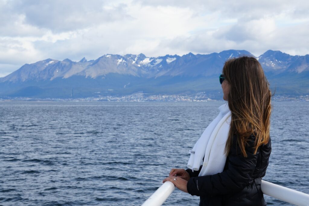 mulher observando a cidade de um navio