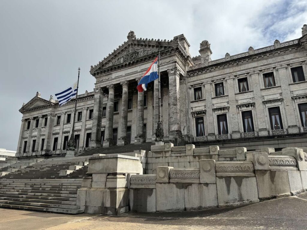 fachada de prédio antigo com bandeira de montevideo
