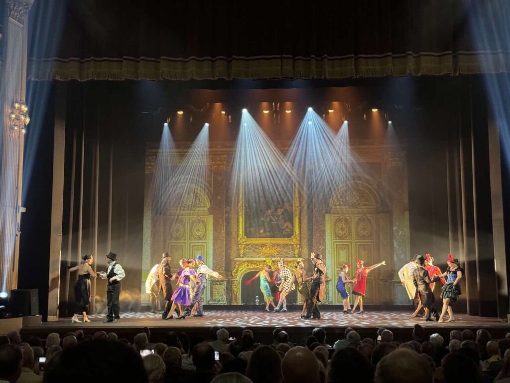 diversos bailarinos em show noturno