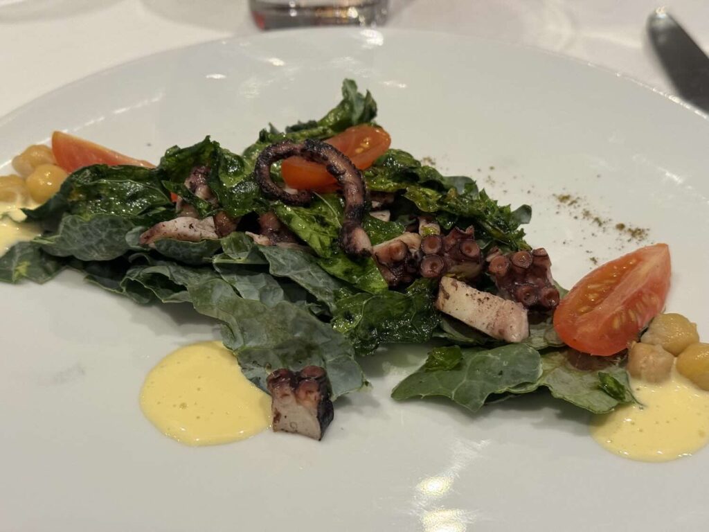 prato com salada e tentáculos de polvo