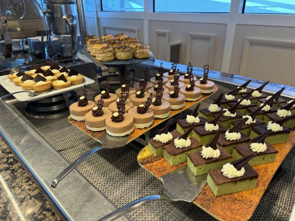 diversos doces em buffet de restaurante