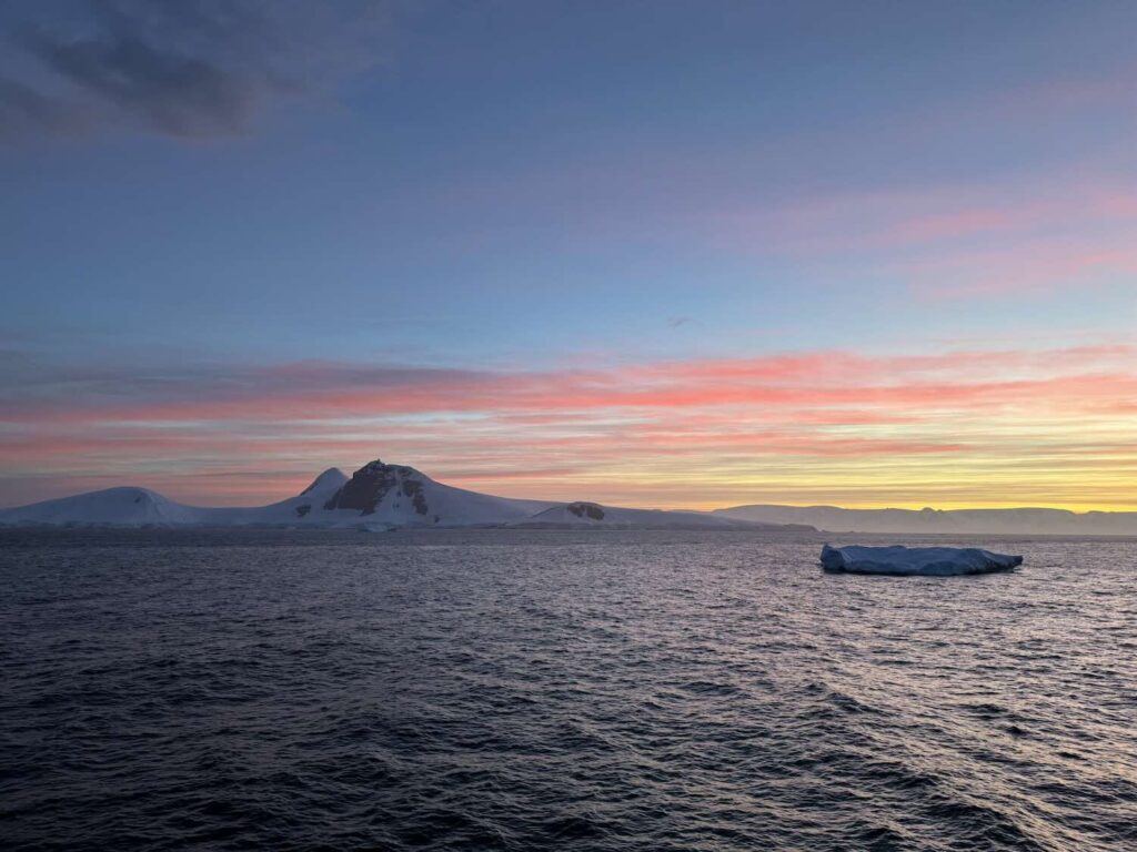 iceberg na antártida no pôr do sol