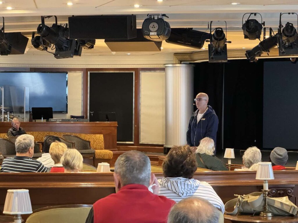 pessoas sentadas assistindo a uma palestra