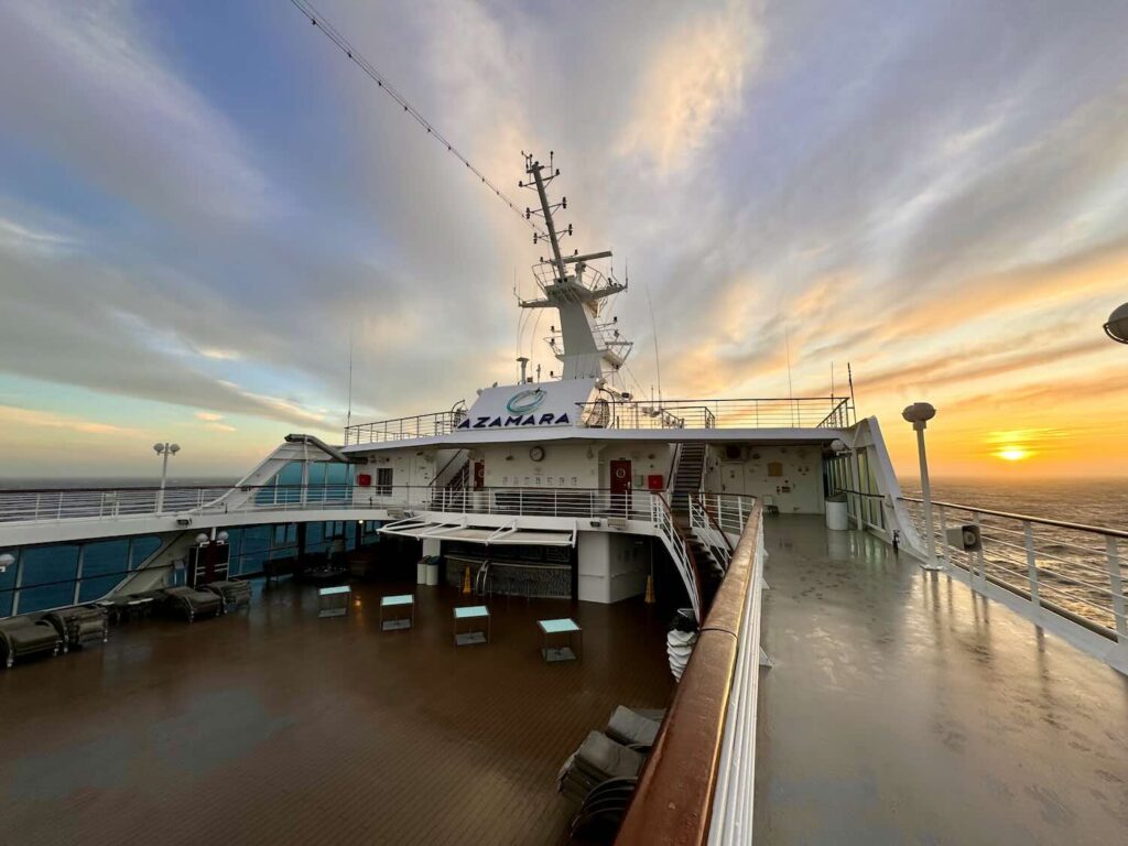 deck de um navio com céu colorido