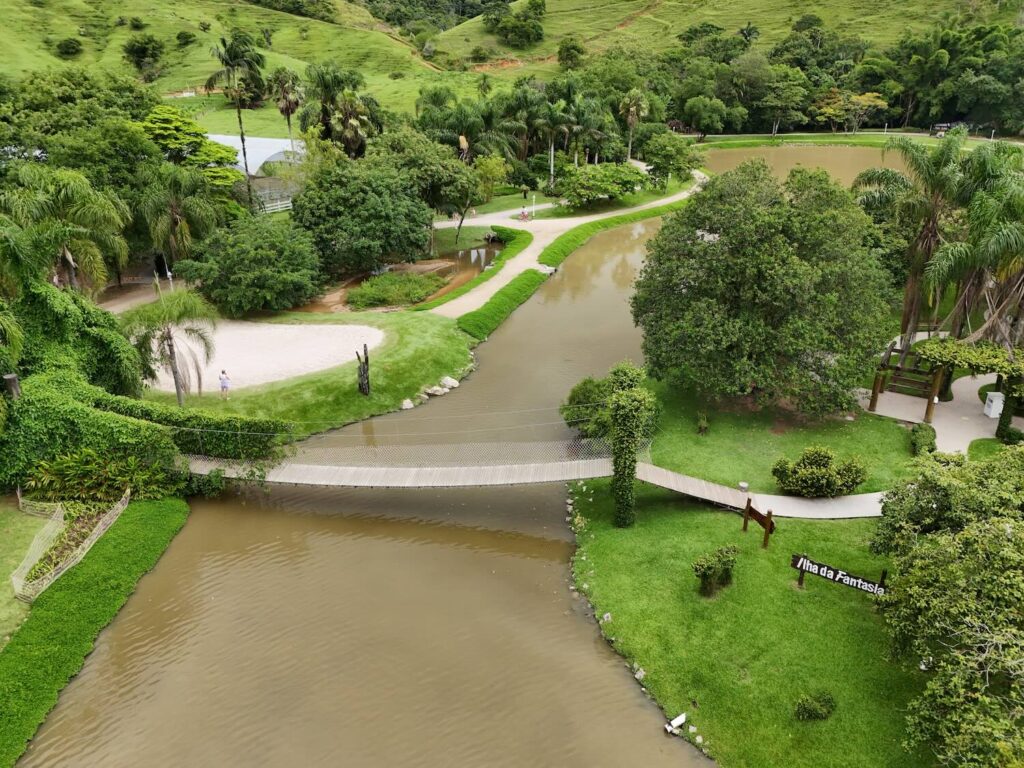ponte em cima de um lago