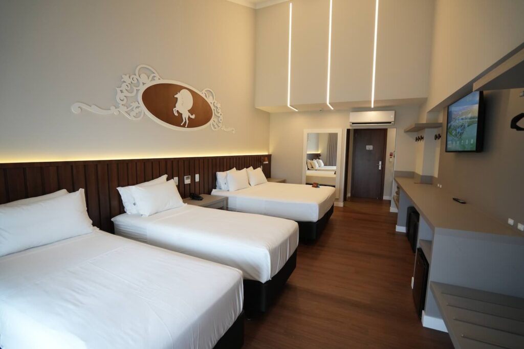 diversas camas em quarto de hotel