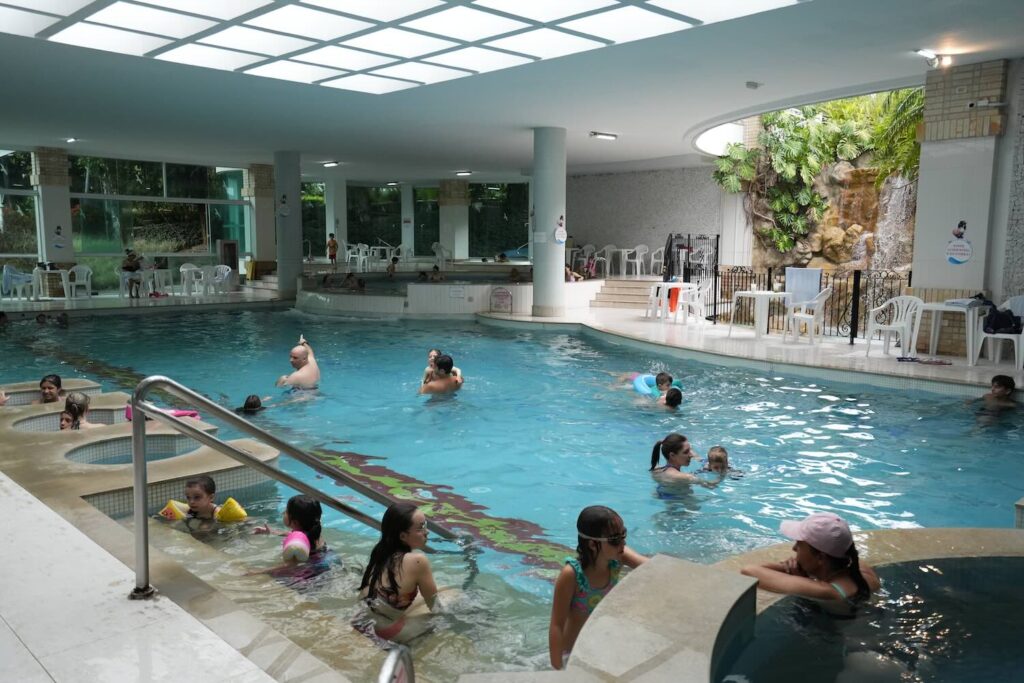 piscina coberta com pessoas