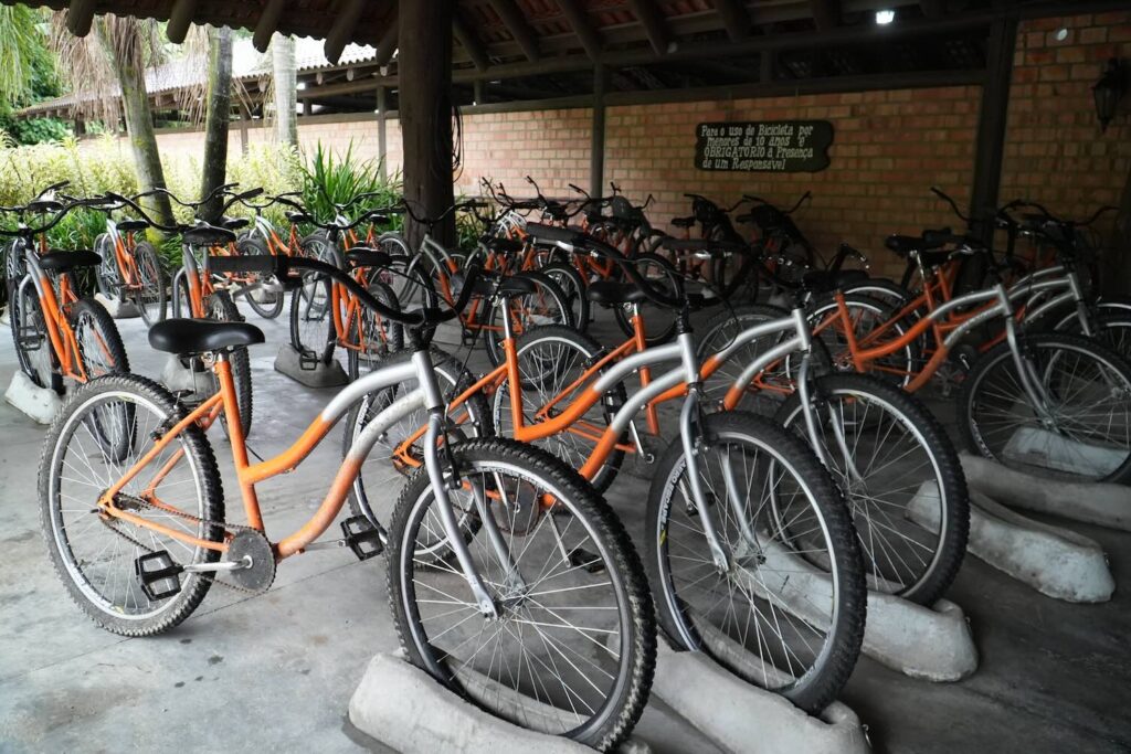 diversas bicicletas estacionadas