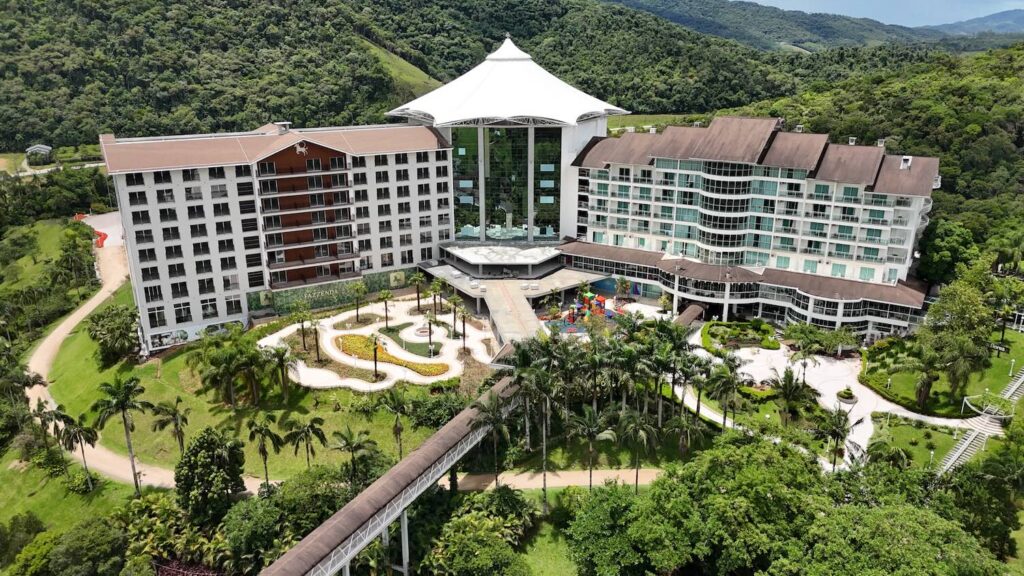 imagem aérea da fachada de um hotel. 