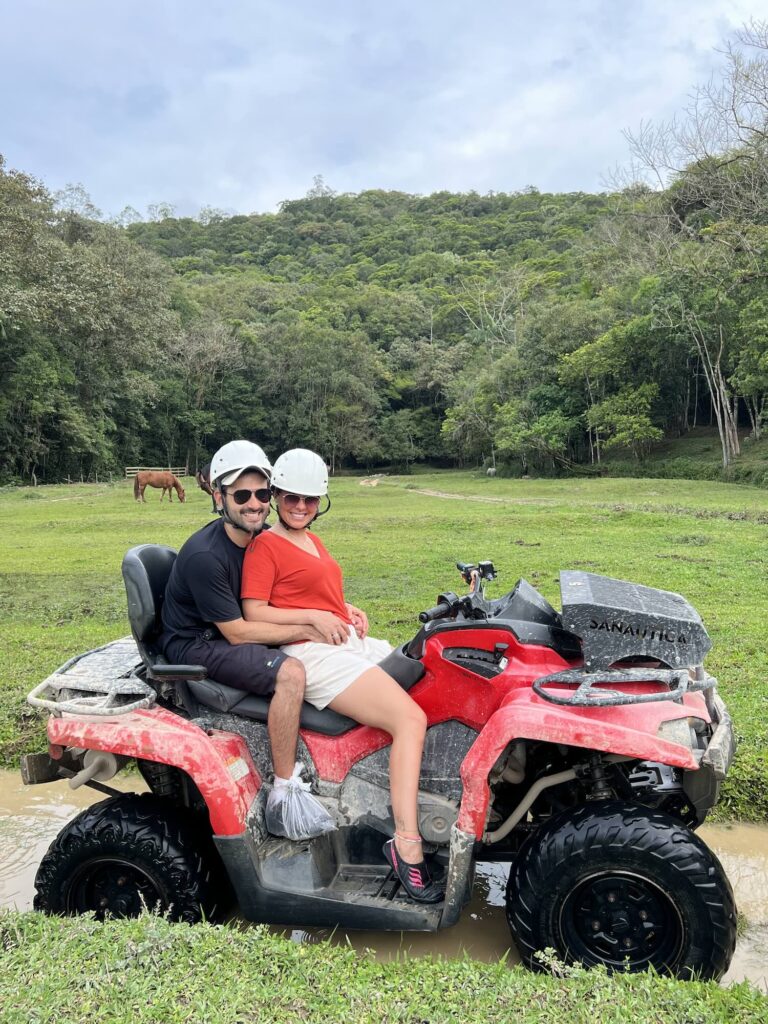 casal sentado em um quadriciclo