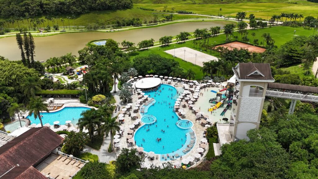 imagem aérea de piscina em meio aos jardins