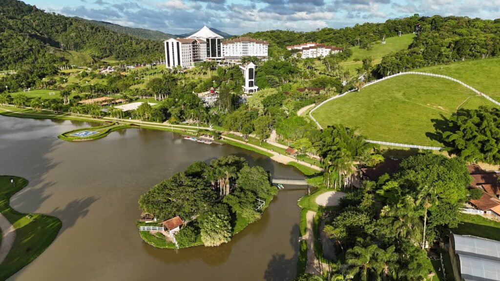 imagem aérea de uma ilha no meio de um lago