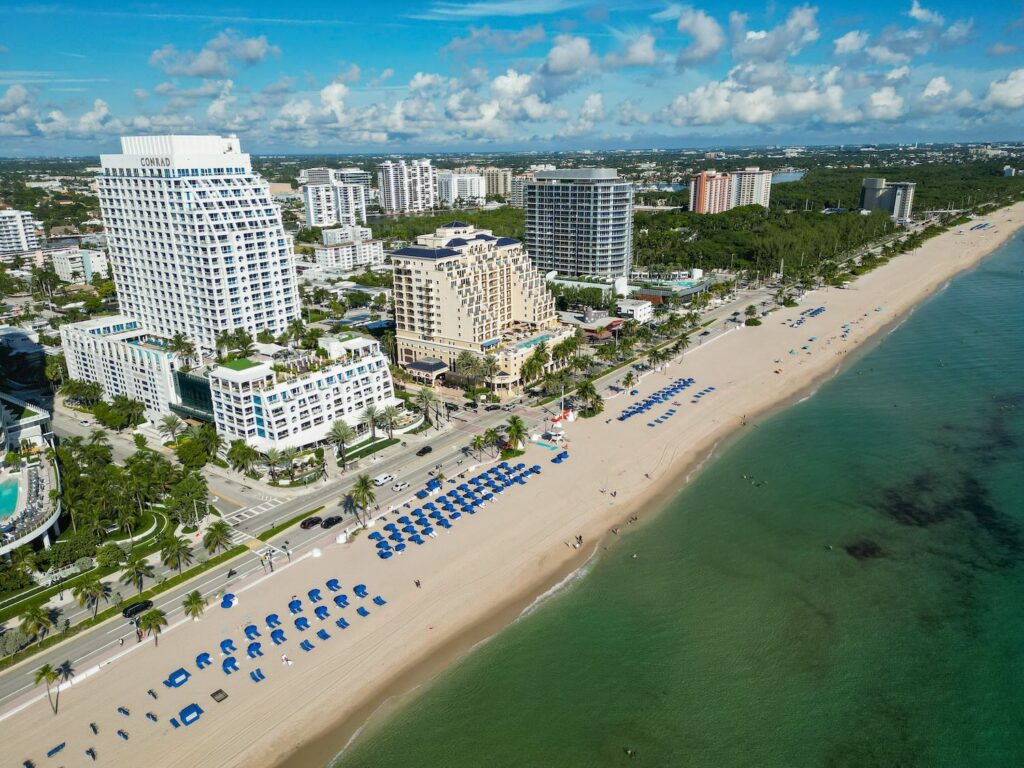 imagem aérea de orla da praia com cidade de Fort Lauderdale ao fundo