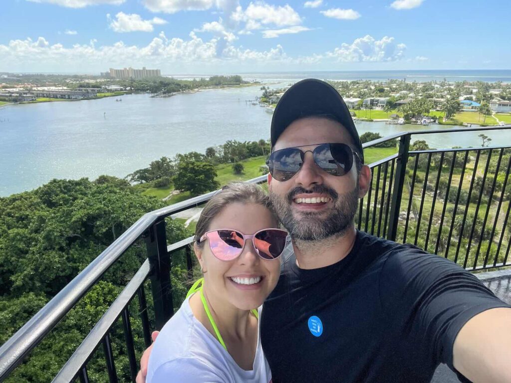 self de casal com paisagem ao fundo