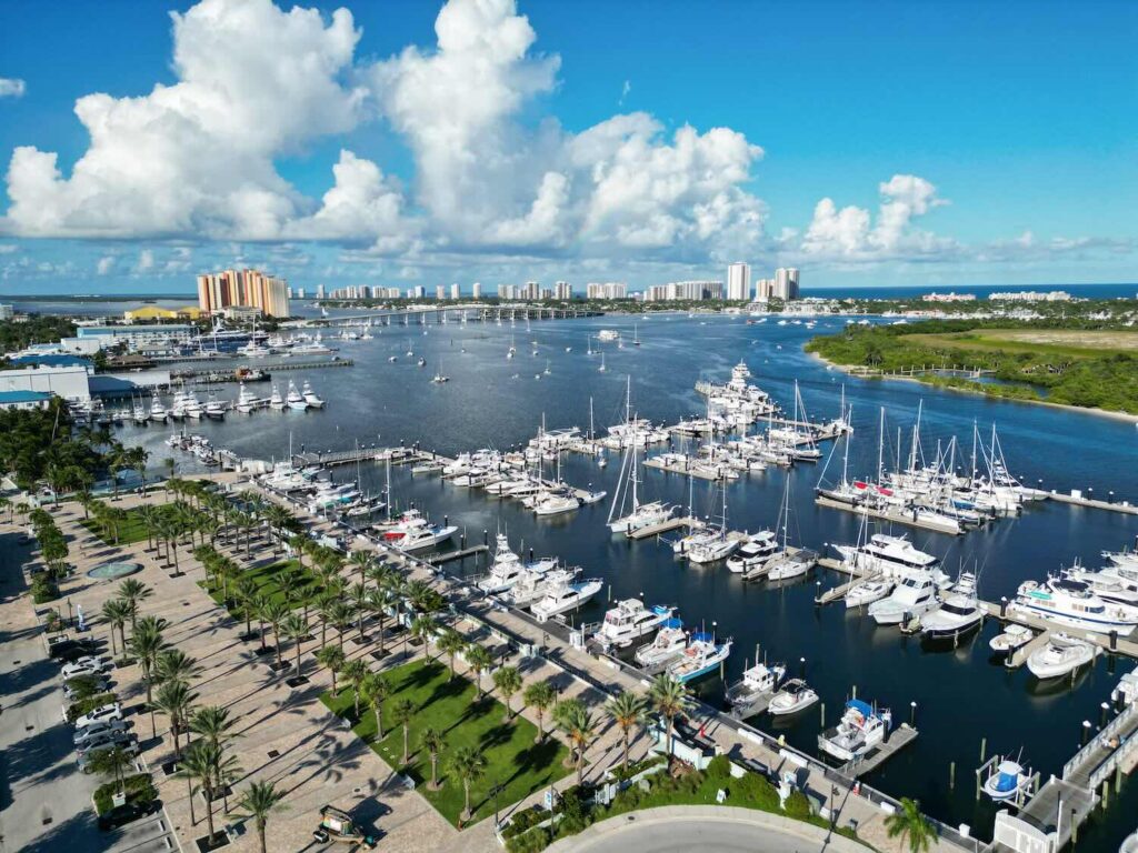marina com diversos barcos na água