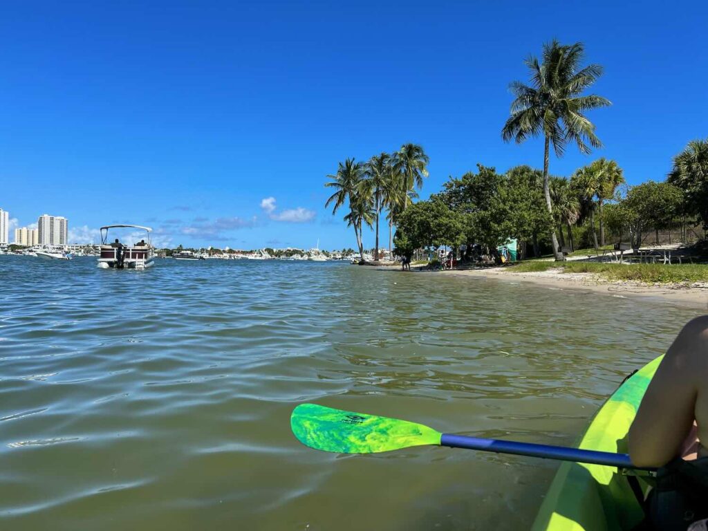 lateral de um caiaque próximo a praia