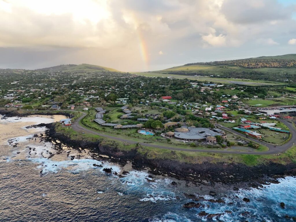 imagem aérea da orla da praia na ilha de páscoa
