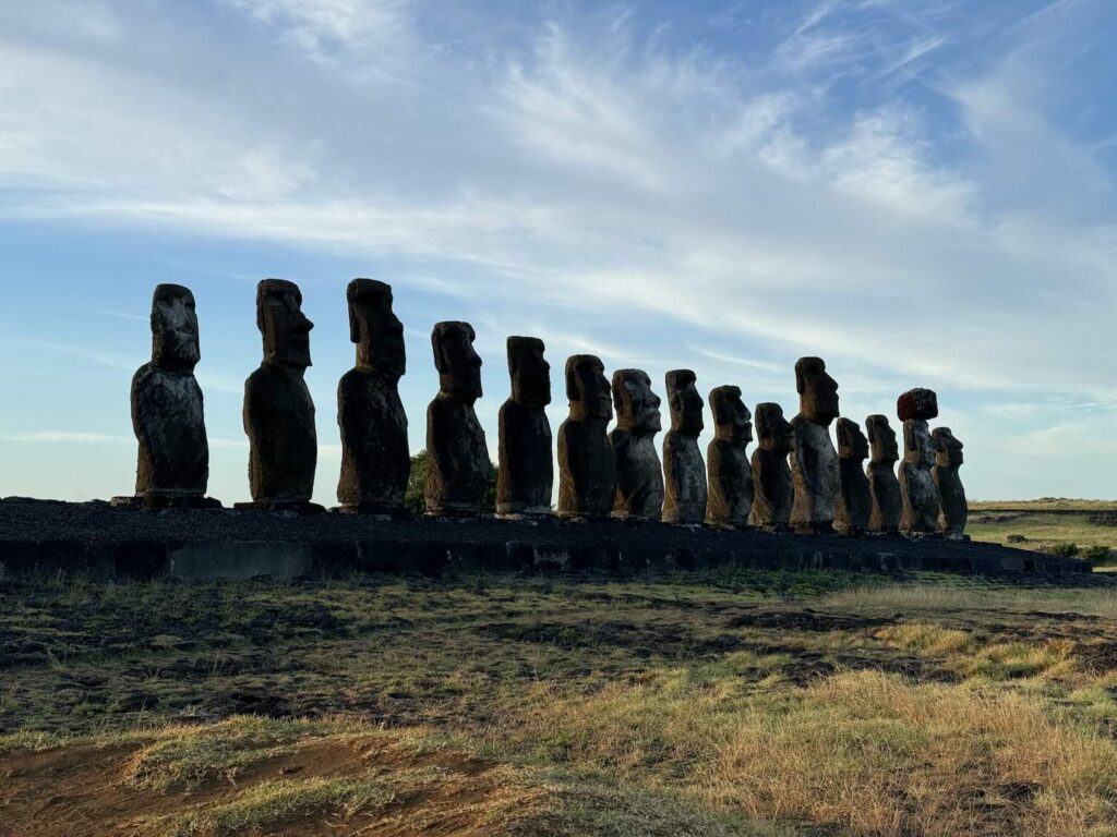 15 estátuas de moais enfileiradas