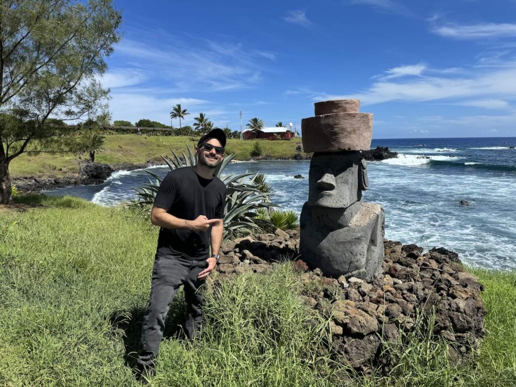homem apontando para uma estátua de moai