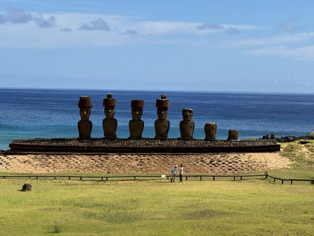 estátuas de moais de anakena em frente ao mar
