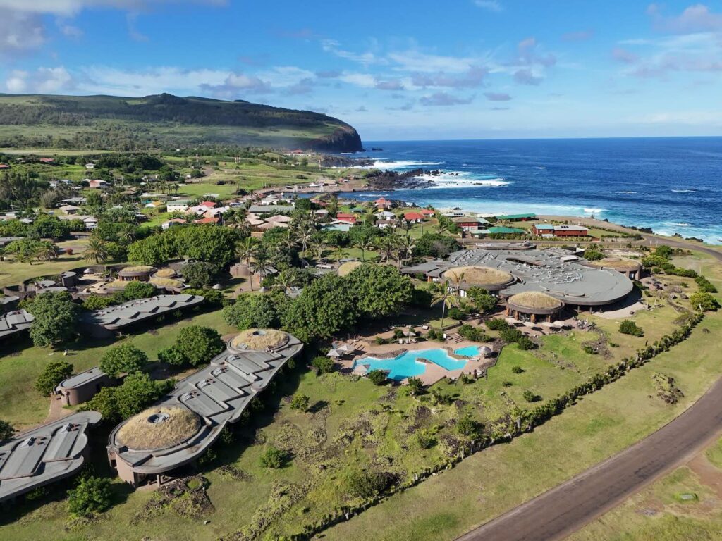 imagem aérea da orla da praia na ilha de páscoa