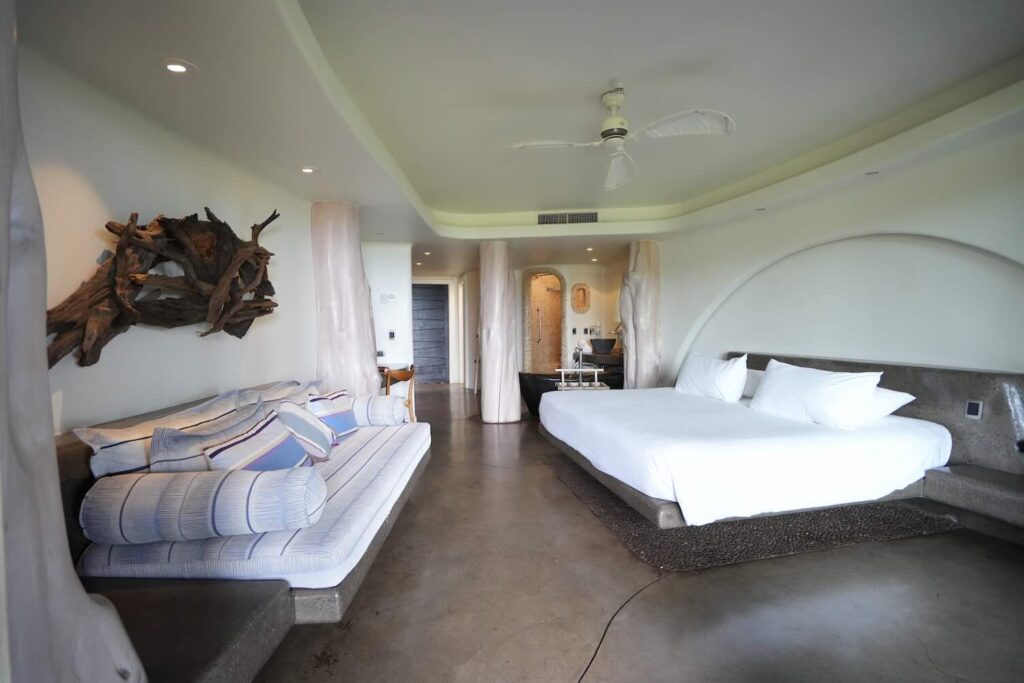 quarto de hotel com cama, banheiro e banheira