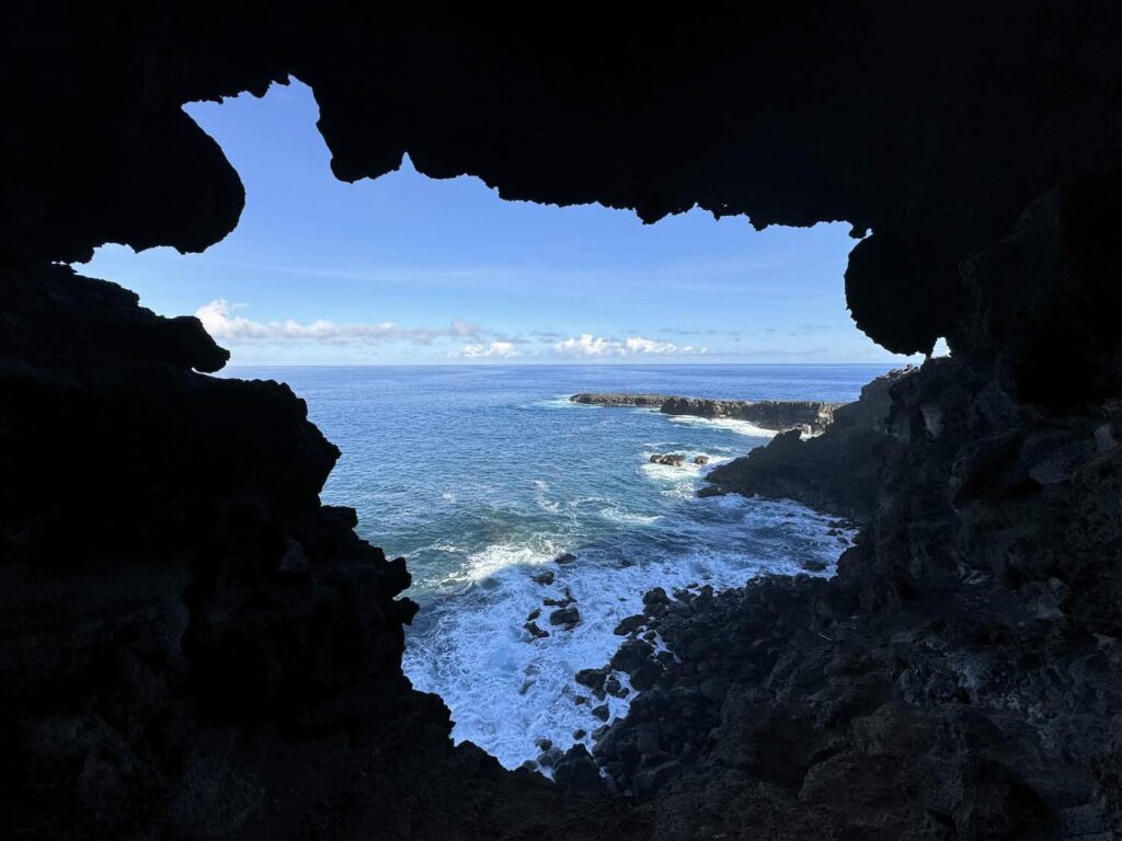 buraco em uma caverna, com vista para o oceano