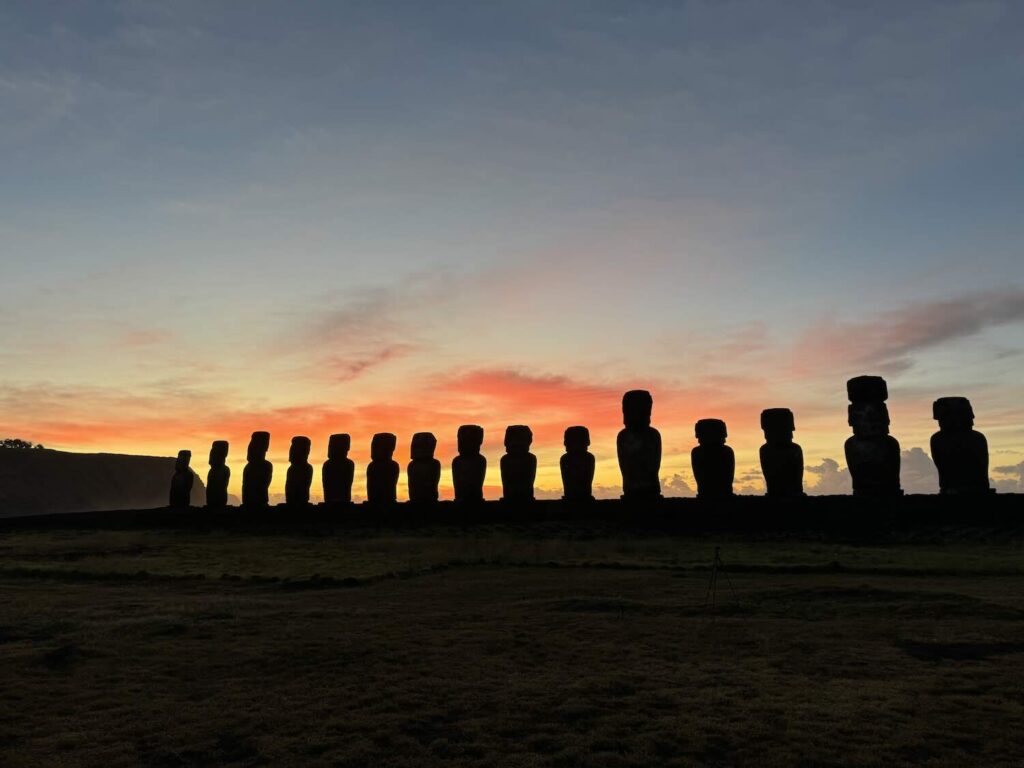 nascer do solcom as 15 estátuas de moais