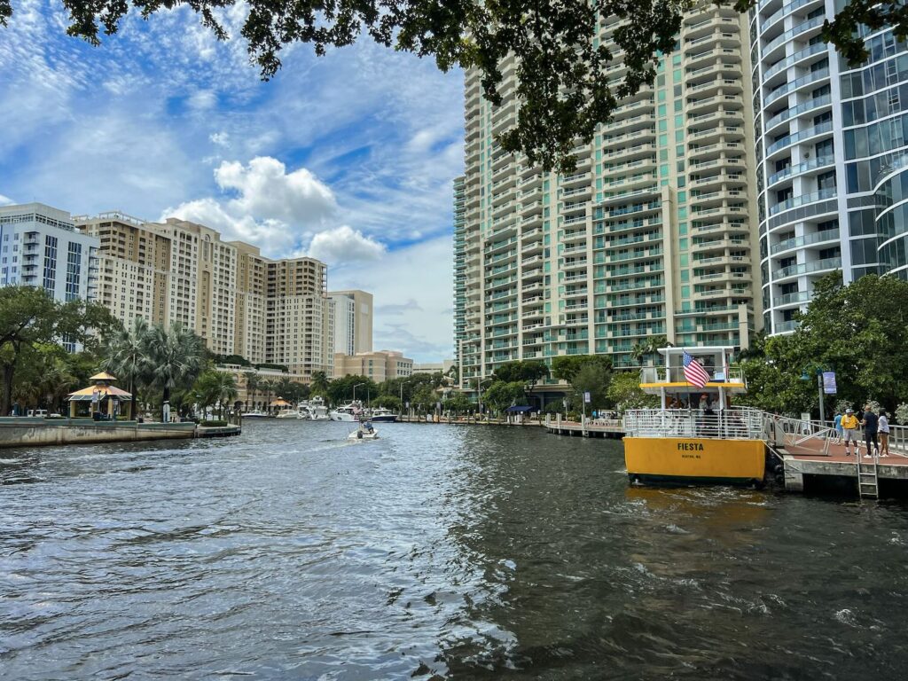 taxi aquatico em um rio