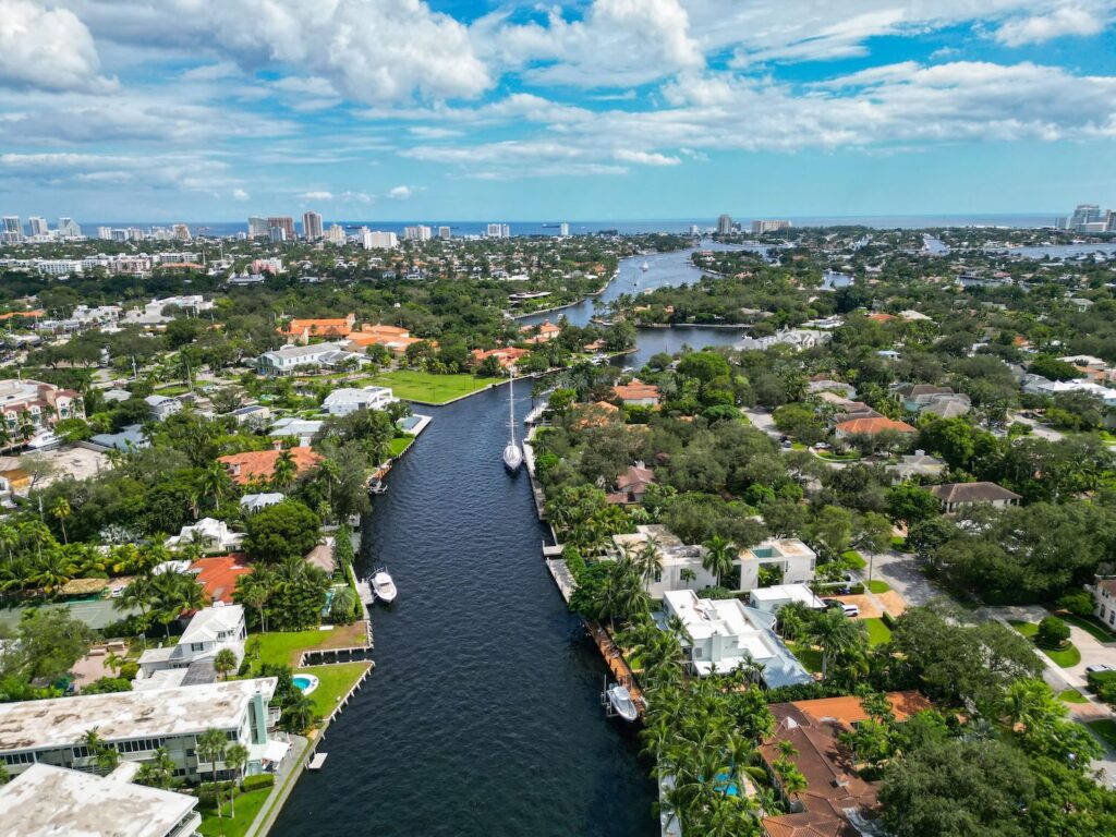 imagem aerea de um rio em meio a cidade