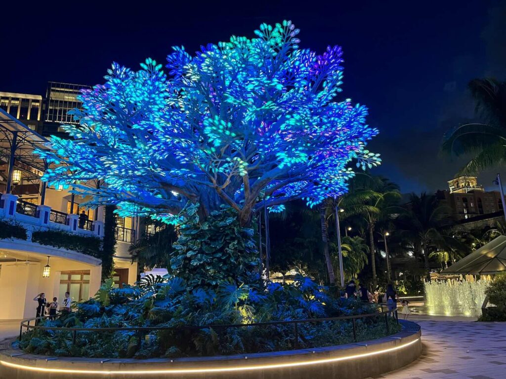 Arvore com pétalas azuis