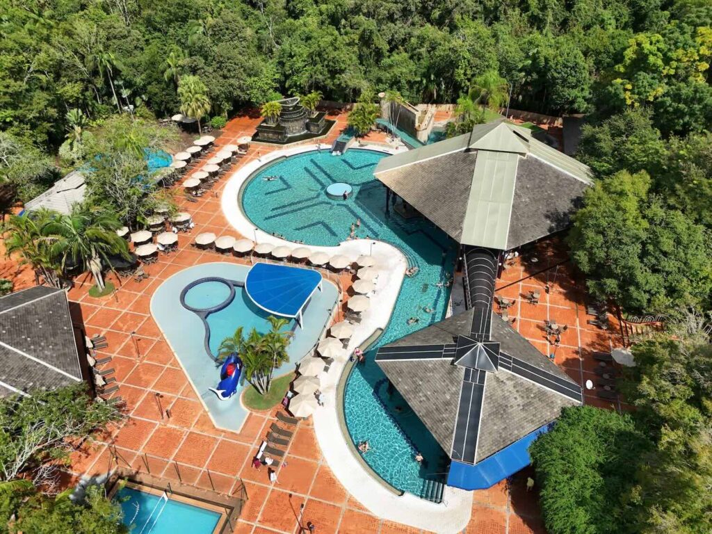 imagem aérea de diversas piscinas de um resort.