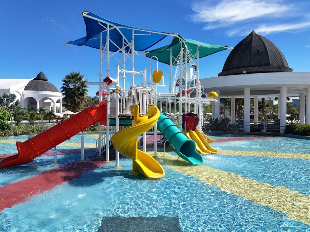 escorregador e piscina infantil em um hotel