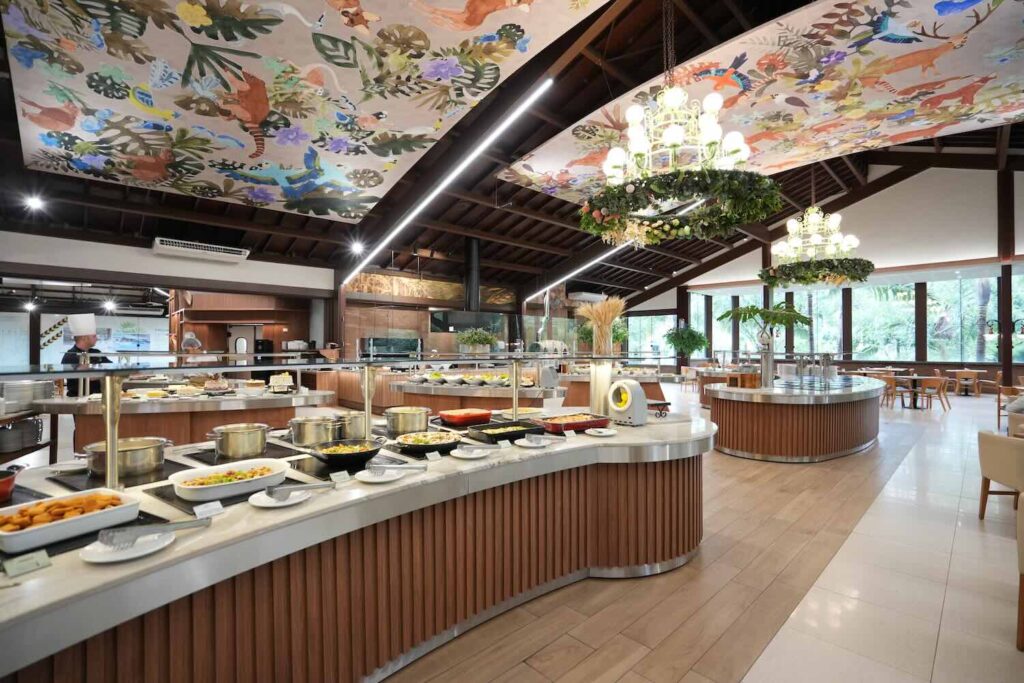 Restaurante de hotel com buffet de comida servido