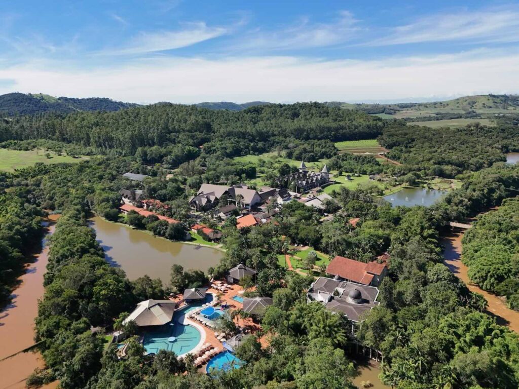 imagem aérea de um resort, com piscinas em meio a natureza