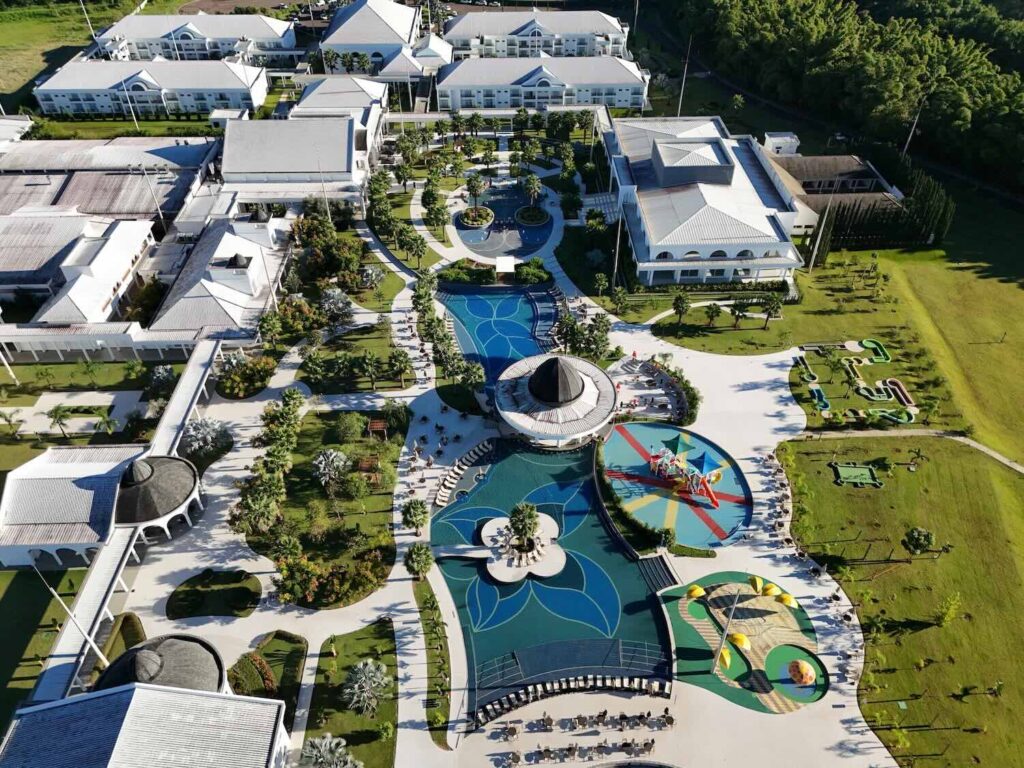 imagem aérea de diversas piscinas de um resort.