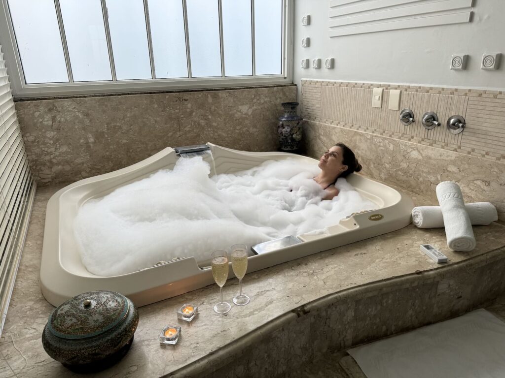 mulher relaxando em uma banheira de espumas