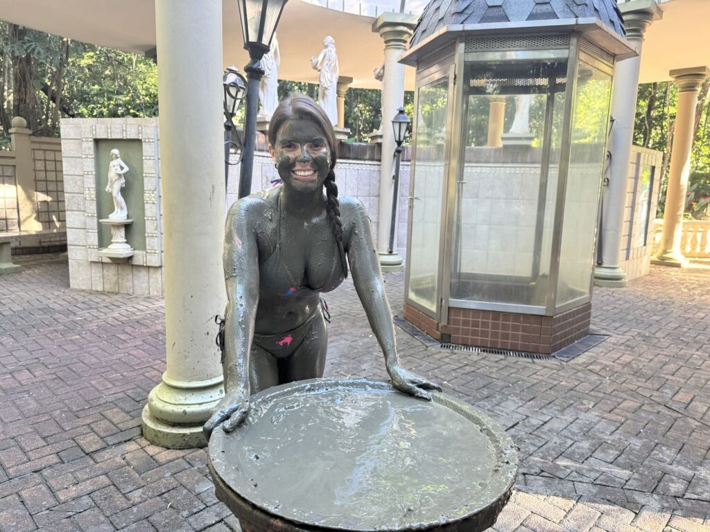 mulher toda coberta por uma lama preta