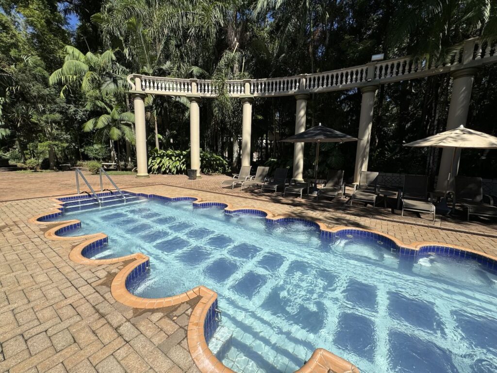 piscina com diversos ofuros na borda