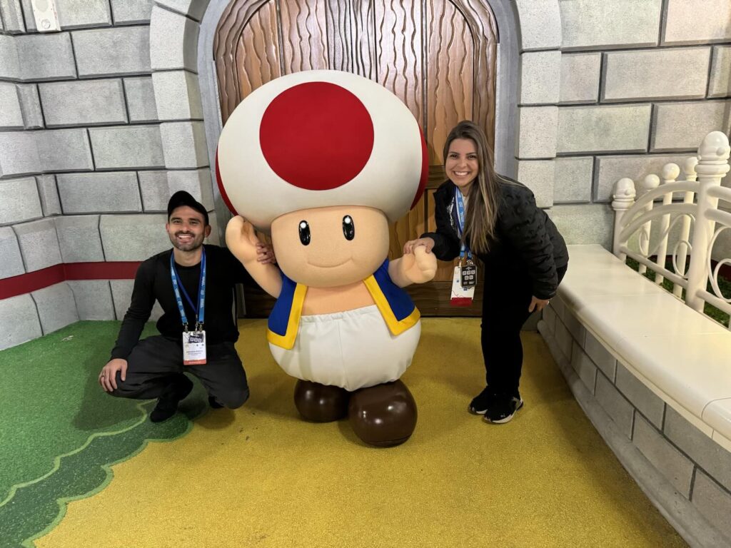 Casal fazendo foto com o Toast de Super Mario