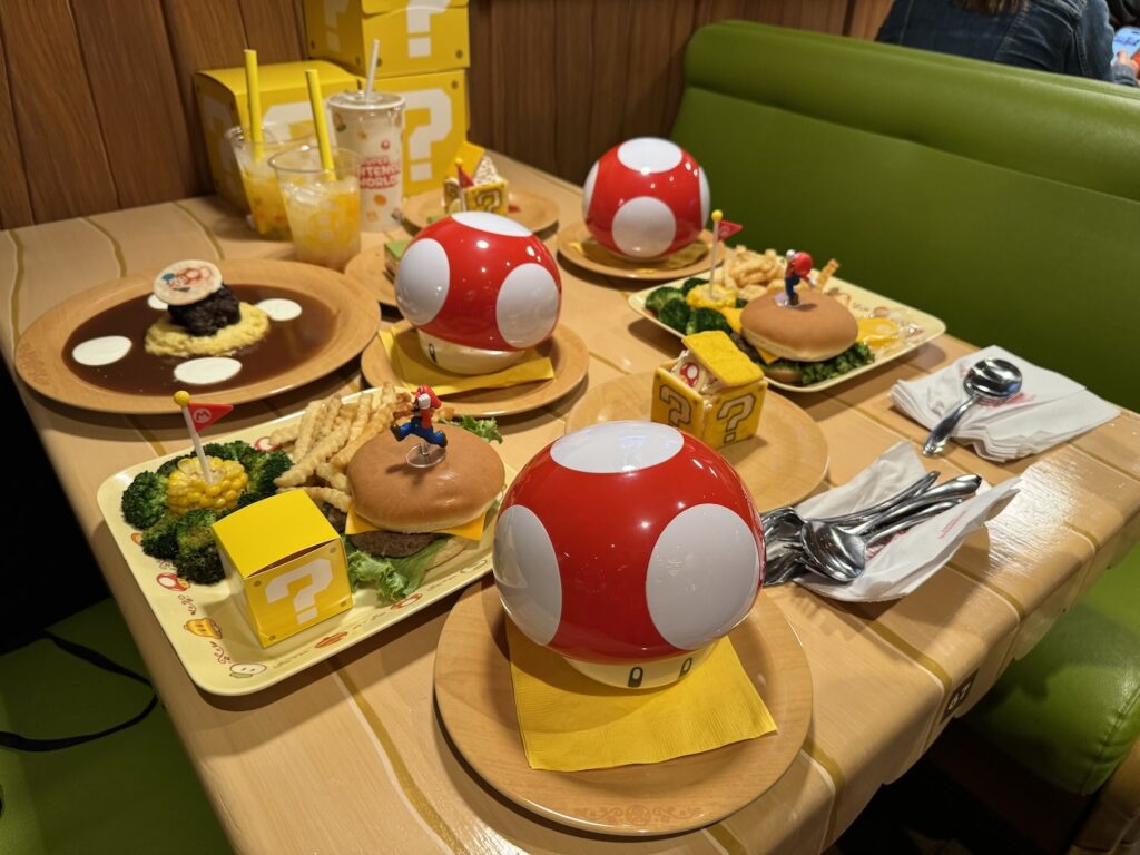 Mesa com lanches no Toadstool restaurante