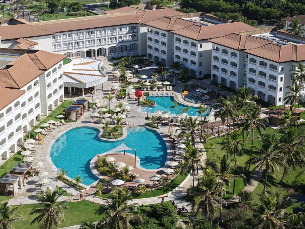 imagem érea da estrutura de um resort, com destaque para as piscinas
