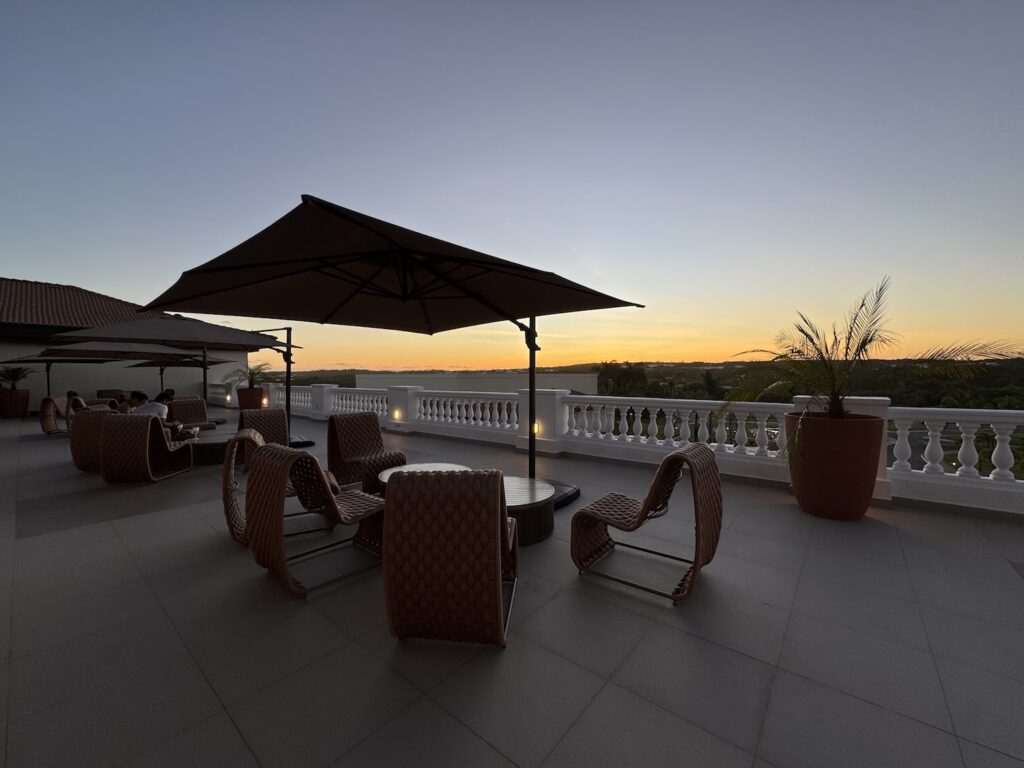 rooftoop de um hotel com vista para o pôr do sol