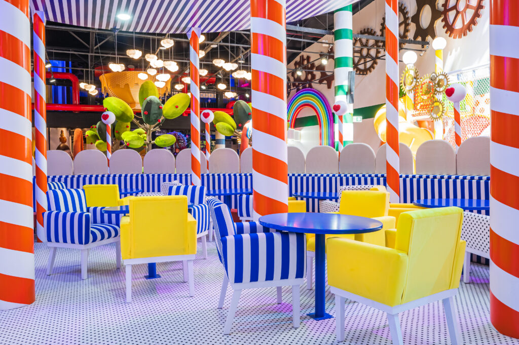 espaco gastronomico tematico, com mesas coloridas